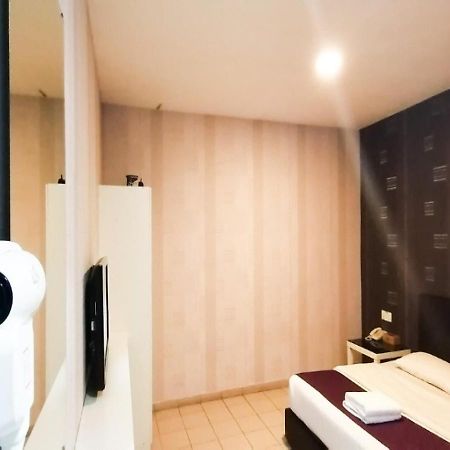 Biz Hotel Batu Pahat Exteriör bild