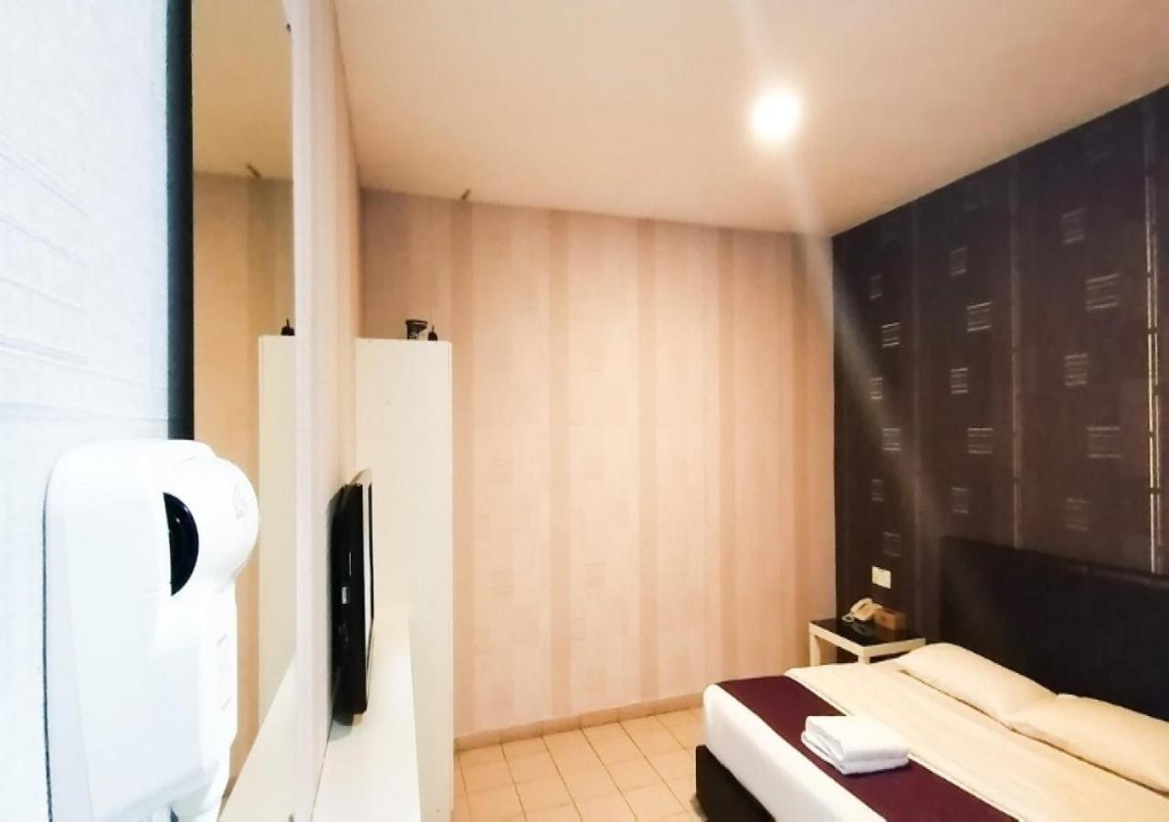 Biz Hotel Batu Pahat Exteriör bild
